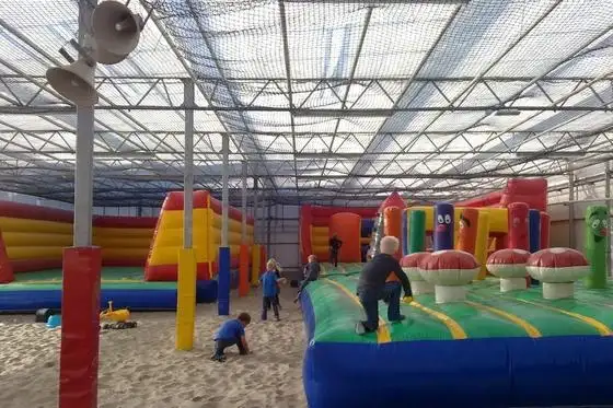 Kinderen spelen op springkussens